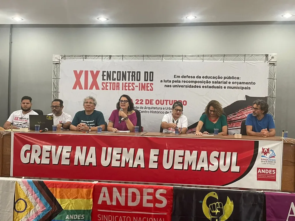Mesa do XIX Encontro do Setor das IEES-IMES do ANDES-SN, com a faixa Greve na UEMA e UEMASUL